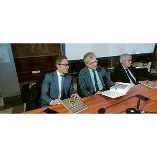 Il presidente del Cr Fvg, Piero Mauro Zanin, tra il vice Stefano Mazzolini, e il sindaco di Udine, Pietro Fontanini - Il presidente del Cr Fvg, Piero Mauro Zanin, tra il vice Stefano Mazzolini, e il sindaco di Udine, Pietro Fontanini