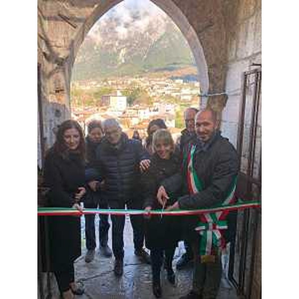 Il taglio del nastro della mostra con l'assessore regionale Barbara Zilli. - Il taglio del nastro della mostra con l'assessore regionale Barbara Zilli.