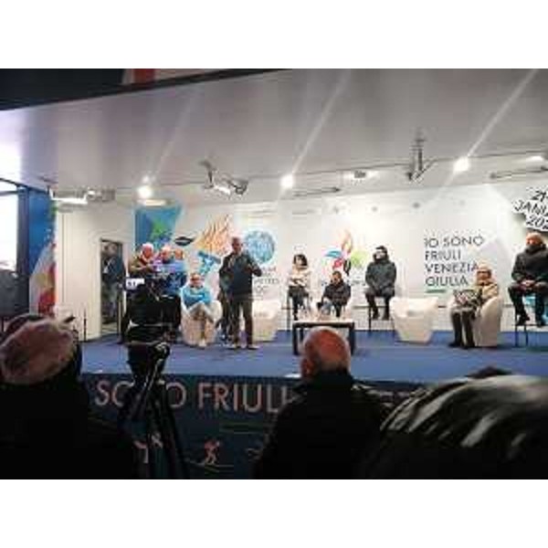 L'assessore regionale alle Risorse agroalimentari, forestali, ittiche e montagna Stefano Zannier alla cerimonia di accensione della fiamma olimpica allinterno dellevento Road to EYOF 2023 - L'assessore regionale alle Risorse agroalimentari, forestali, ittiche e montagna Stefano Zannier alla cerimonia di accensione della fiamma olimpica allinterno dellevento Road to EYOF 2023