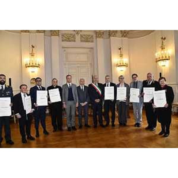 Il governatore Fedriga con le altre autorità e i premiati al merito - Il governatore Fedriga con le altre autorità e i premiati al merito