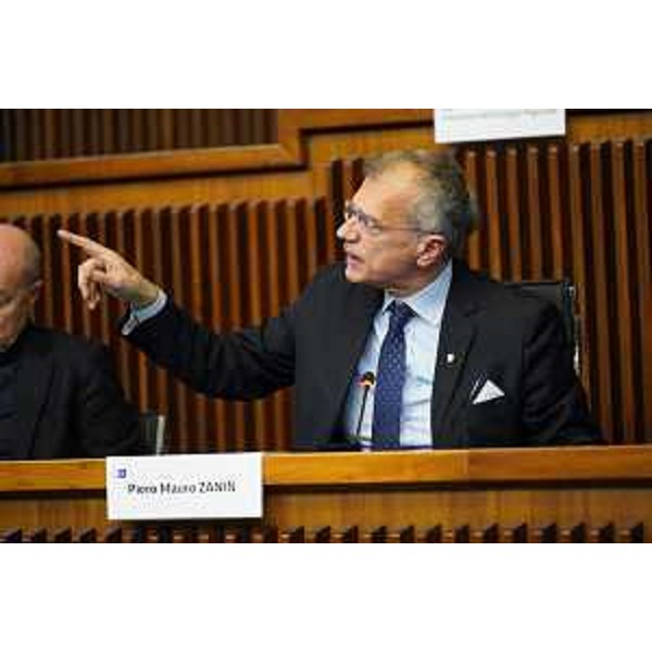 Il presidente del Cr Fvg, Piero Mauro Zanin, durante la conferenza stampa di Fine Anno - Il presidente del Cr Fvg, Piero Mauro Zanin, durante la conferenza stampa di Fine Anno