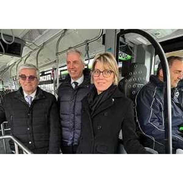 L'assessore regionale Barbara Zilli a bordo del nuovo bus elettrico assieme al sindaco Fontanini e ad Angelo Costa amministratore delegato di Arriva Italia e Presidente di Arriva Udine - L'assessore regionale Barbara Zilli a bordo del nuovo bus elettrico assieme al sindaco Fontanini e ad Angelo Costa amministratore delegato di Arriva Italia e Presidente di Arriva Udine