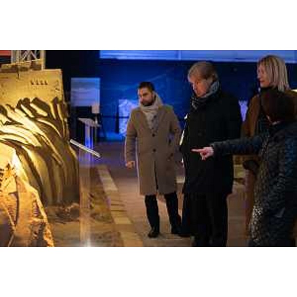 L'assessore Sergio Emidio Bini durante la visita al presepe di sabbia di Lignano Sabbiadoro - L'assessore Sergio Emidio Bini durante la visita al presepe di sabbia di Lignano Sabbiadoro 