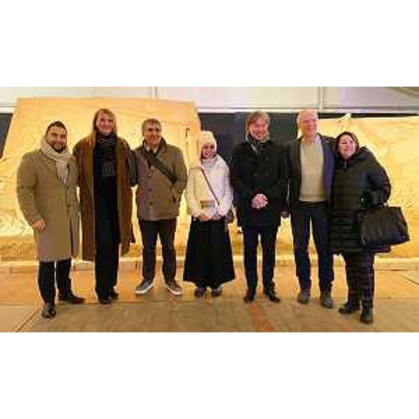 Foto di gruppo con l'assessore regionale alle Attività produttive e Turismo Sergio Emidio Bini al presepe di sabbia di Lignano Sabbiadoro - Foto di gruppo con l'assessore regionale alle Attività produttive e Turismo Sergio Emidio Bini al presepe di sabbia di Lignano Sabbiadoro