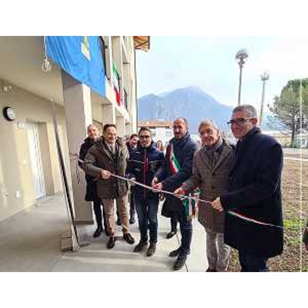 Il taglio del nastro all'esterno del nuovo edificio Ater a Gemona (Roberti a destra) - Il taglio del nastro all'esterno del nuovo edificio Ater a Gemona (Roberti a destra)