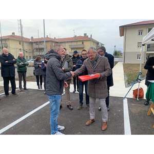 Il presidente del Consiglio regionale, Piero Mauro Zanin, durante la consegna delle chiavi di uno degli alloggi Ater di Gemona del Friuli - Il presidente del Consiglio regionale, Piero Mauro Zanin, durante la consegna delle chiavi di uno degli alloggi Ater di Gemona del Friuli 
