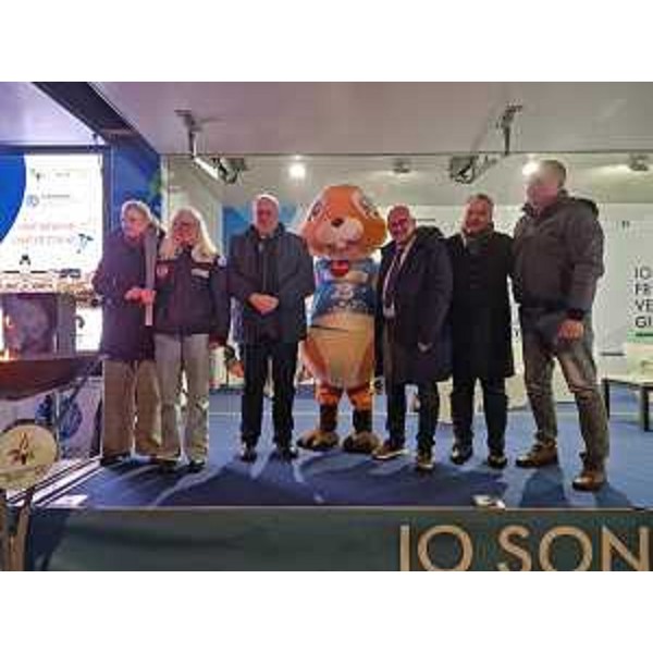 L'assessore regionale Sebastiano Callari all'accensione del braciere della 16esima edizione invernale del Festival Olimpico della Gioventù Europea 2023 a Gorizia assieme al sindaco Ziberna, ai membri del comitato organizzatore e alla tedofora, la campionessa paralimpica Martina Vozza - L'assessore regionale Sebastiano Callari all'accensione del braciere della 16esima edizione invernale del Festival Olimpico della Gioventù Europea 2023 a Gorizia assieme al sindaco Ziberna, ai membri del comitato organizzatore e alla tedofora, la campionessa paralimpica Martina Vozza