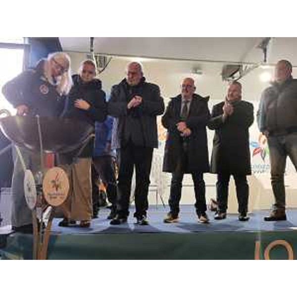 L'assessore regionale Sebastiano Callari all'accensione del braciere della 16esima edizione invernale del Festival Olimpico della Gioventù Europea 2023 a Gorizia assieme al sindaco Ziberna, ai membri del comitato organizzatore e alla tedofora, la campionessa paralimpica Martina Vozza - L'assessore regionale Sebastiano Callari all'accensione del braciere della 16esima edizione invernale del Festival Olimpico della Gioventù Europea 2023 a Gorizia assieme al sindaco Ziberna, ai membri del comitato organizzatore e alla tedofora, la campionessa paralimpica Martina Vozza