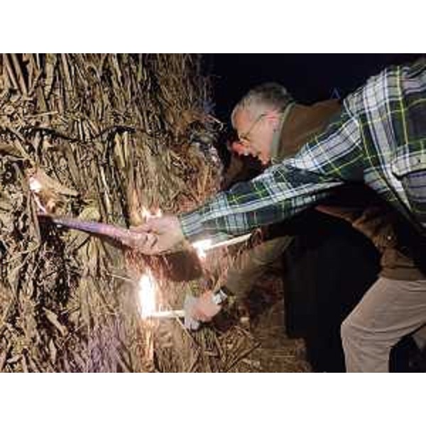 Il presidente Zanin durante l'accensione del Pignarul - Il presidente Zanin durante l'accensione del Pignarul