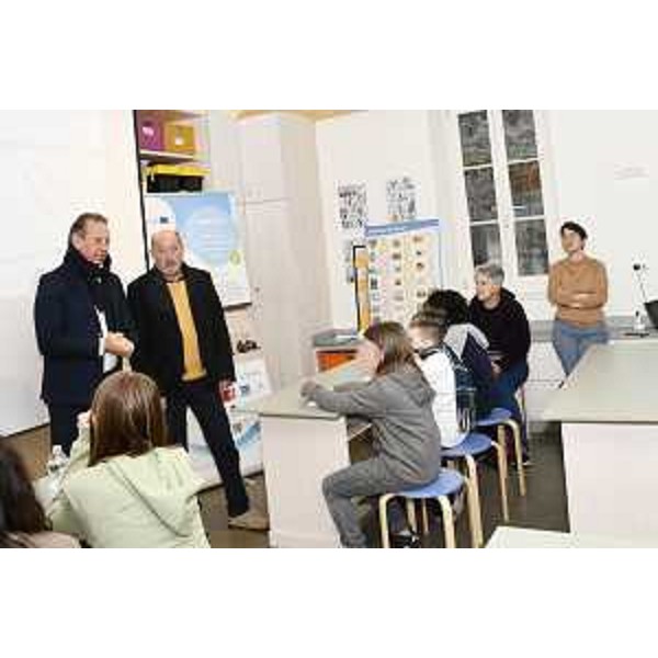 L'assessore Scoccimarro con gli studenti coinvolti nel progetto "Marless" - L'assessore Scoccimarro con gli studenti coinvolti nel progetto "Marless"