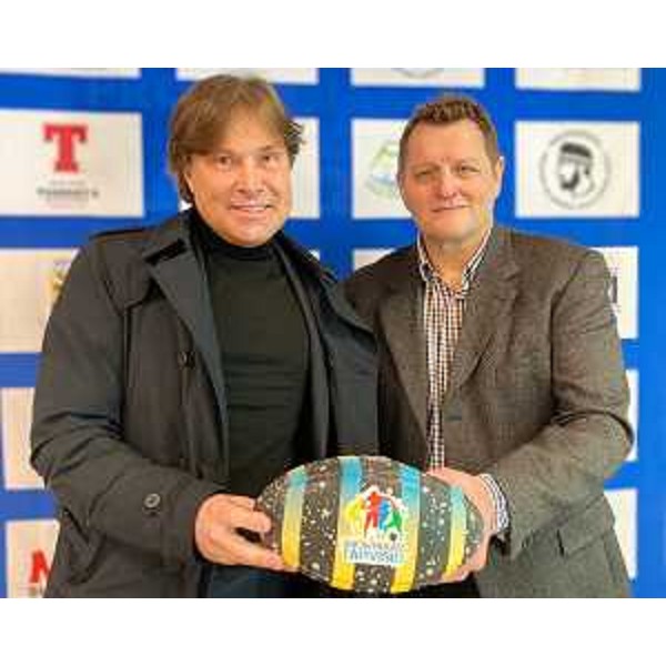 L'assessore regionale alle Attività produttive e Turismo, Sergio Emidio Bini con il direttore del torneo Snow rugby Tarvisio, Cesare Zambelli. - L'assessore regionale alle Attività produttive e Turismo, Sergio Emidio Bini con il direttore del torneo Snow rugby Tarvisio, Cesare Zambelli.