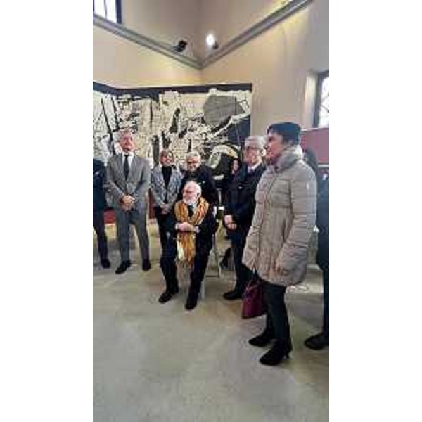 L'assessore Zilli (seconda da sinistra) assieme al maestro Celiberti (seduto) e alle altre autorità - L'assessore Zilli (seconda da sinistra) assieme al maestro Celiberti (seduto) e alle altre autorità