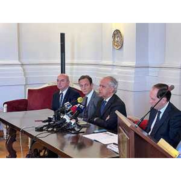 La conferenza stampa al termine della riunione del Comitato per l'Ordine e la Sicurezza pubblica convocata dal prefetto di Trieste Pietro Signoriello, alla quale hanno partecipato, tra gli altri, il ministro Piantedosi e il ministro per i Rapporti con il Parlamento Luca Ciriani, il viceministro della transizione ecologica Vannia Gava, il governatore del Friuli Venezia Giulia Massimiliano Fedriga e l'assessore alla sicurezza Pierpaolo Roberti e il sindaco di Trieste Roberto Dipiazza. - La conferenza stampa al termine della riunione del Comitato per l'Ordine e la Sicurezza pubblica convocata dal prefetto di Trieste Pietro Signoriello, alla quale hanno partecipato, tra gli altri, il ministro Piantedosi e il ministro per i Rapporti con il Parlamento Luca Ciriani, il viceministro della transizione ecologica Vannia Gava, il governatore del Friuli Venezia Giulia Massimiliano Fedriga e l'assessore alla sicurezza Pierpaolo Roberti e il sindaco di Trieste Roberto Dipiazza.