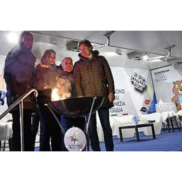 L'accensione della Torcia olimpica nel braciere Eyof a Lignano con l'assessore regionale Sergio Emidio Bini (primo a destra nella foto) - L'accensione della Torcia olimpica nel braciere Eyof a Lignano con l'assessore regionale Sergio Emidio Bini (primo a destra nella foto)