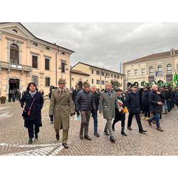Le autorità lasciano la piazza di Cividale e si avviano verso il Duomo per la messa solenne - Le autorità lasciano la piazza di Cividale e si avviano verso il Duomo per la messa solenne