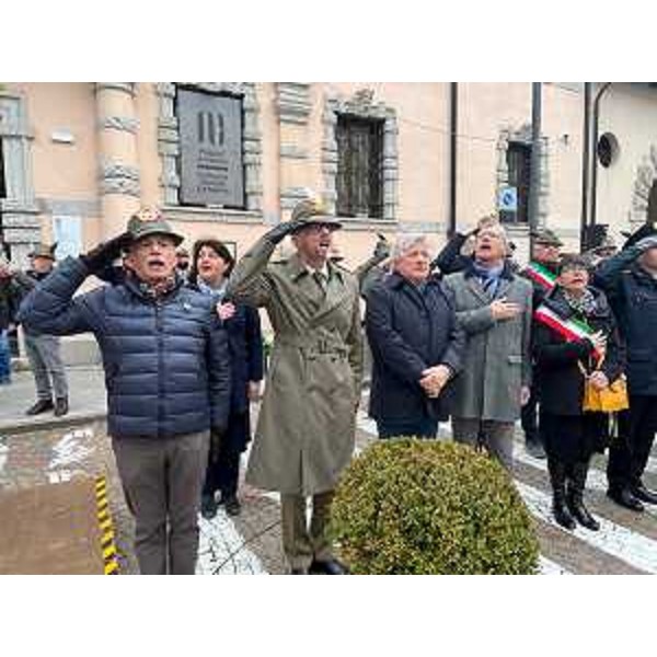 Le autorità durante l'esecuzione dell'Inno nazionale in piazza a Cividale del Friuli - Le autorità durante l'esecuzione dell'Inno nazionale in piazza a Cividale del Friuli