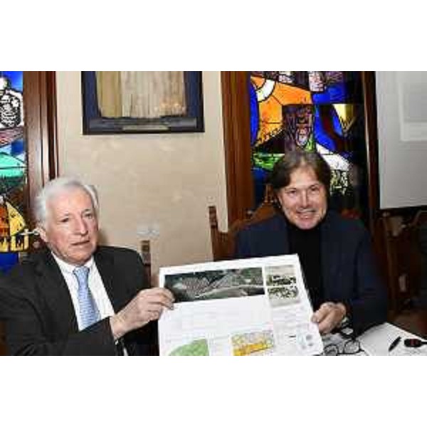 Il sindaco di Grado Claudio Kovatsch e l'assessore alle Attività produttive e turismo Sergio Emidio Bini mostrano il progetto di ampliamento dell'area termale di Grado - Il sindaco di Grado Claudio Kovatsch e l'assessore alle Attività produttive e turismo Sergio Emidio Bini mostrano il progetto di ampliamento dell'area termale di Grado