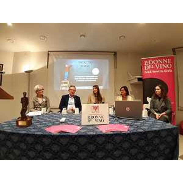 L'assessore regionale Stefano Zannier - al centro - nel corso del suo intervento - L'assessore regionale Stefano Zannier - al centro - nel corso del suo intervento