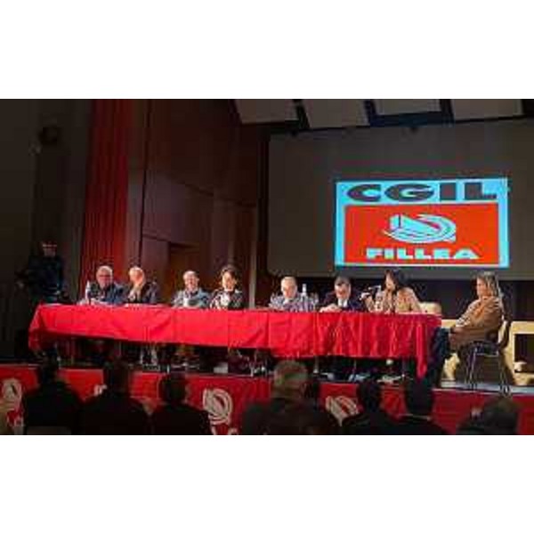 Nella foto il tavolo dei relatori del congresso regionale della Fillea Cgil durante l'intervento dell'assessore Alessia Rosolen (secondo da destra) - Nella foto il tavolo dei relatori del congresso regionale della Fillea Cgil durante l'intervento dell'assessore Alessia Rosolen (secondo da destra) 