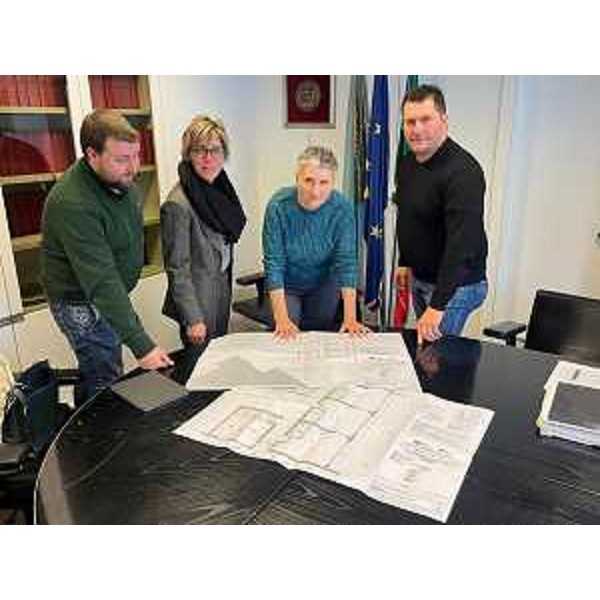 L'assessore regionale Barbara Zilli insieme al sindaco di Buia Silvana Maria Pezzetta e alcuni rappresentanti della giunta comunale - L'assessore regionale Barbara Zilli insieme al sindaco di Buia Silvana Maria Pezzetta e alcuni rappresentanti della giunta comunale 