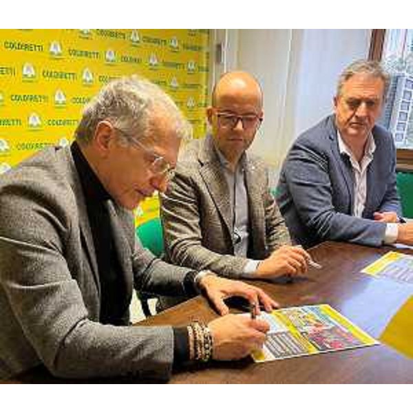 La firma del presidente Piero Mauro Zanin: al suo fianco il presidente di Coldiretti Udine, Gino Vendrame (al centro) e il direttore regionale dell'associazione, Cesare Magalini - La firma del presidente Piero Mauro Zanin: al suo fianco il presidente di Coldiretti Udine, Gino Vendrame (al centro) e il direttore regionale dell'associazione, Cesare Magalini