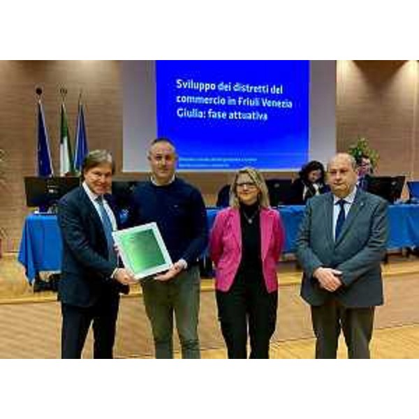 L'assessore regionale Sergio Emidio Bini consegna la targa al Panificio Clocchiatti (ritira la targa Eliano Clocchiatti, assieme al sindaco di Povoletto Giuliano Castenetto e allassessore Lisa Rossi) - L'assessore regionale Sergio Emidio Bini consegna la targa al Panificio Clocchiatti (ritira la targa Eliano Clocchiatti, assieme al sindaco di Povoletto Giuliano Castenetto e allassessore Lisa Rossi)