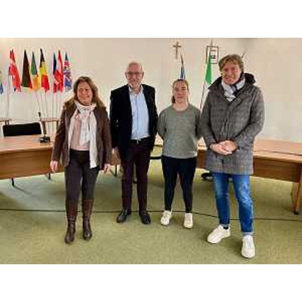 L'assessore Bini, primo da destra, con il sindaco di Roveredo in Piano Paolo Nadal e gli assessori Patrizia Pasquetti (Attività produttive) e Valentina Moro (Commercio) - L'assessore Bini, primo da destra, con il sindaco di Roveredo in Piano Paolo Nadal e gli assessori Patrizia Pasquetti (Attività produttive) e Valentina Moro (Commercio)