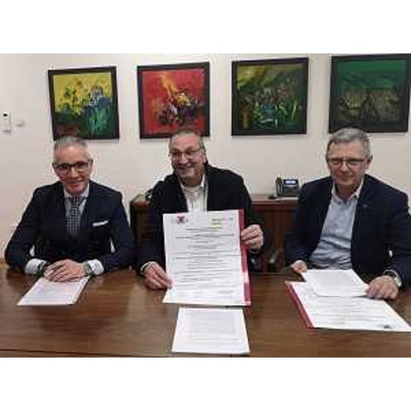 L'assessore regionale alle Risorse agroalimentari, forestali, ittiche e montagna, Stefano Zannier (a destra), con Salvatore Benigno presidente del Cafc e Luigi Cacitti presidente del Consorzio Boschi Carnici (al centro) - L'assessore regionale alle Risorse agroalimentari, forestali, ittiche e montagna, Stefano Zannier (a destra), con Salvatore Benigno presidente del Cafc e Luigi Cacitti presidente del Consorzio Boschi Carnici (al centro)