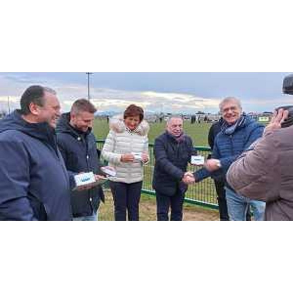 La consegna del cofanetto con il documentario: da sinistra Maurizio Zanirato, Luca Bravin, Eleonora Viscardis, Franco D'Altilia e il presidente Piero Mauro Zanin - La consegna del cofanetto con il documentario: da sinistra Maurizio Zanirato, Luca Bravin, Eleonora Viscardis, Franco D'Altilia e il presidente Piero Mauro Zanin