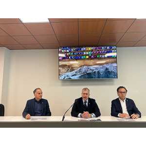 Il presidente del Cr Fvg, Piero Mauro Zanin (al centro), durante la conferenza stampa. Al suo fianco, i consiglieri regionali Stefano Turchet (a sx) e Mauro Di Bert (a dx) - Il presidente del Cr Fvg, Piero Mauro Zanin (al centro), durante la conferenza stampa. Al suo fianco, i consiglieri regionali Stefano Turchet (a sx) e Mauro Di Bert (a dx)