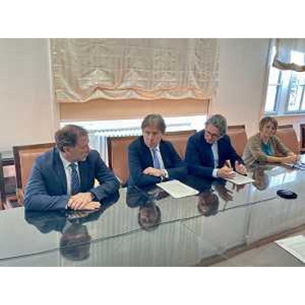 L'assessore regionale alle Attività produttive Sergio Emidio Bini (secondo da sinistra nella foto) alla conferenza stampa a Trieste sull'acquisto di terreni in zona Noghere da parte dell'Autorità di sistema portuale - L'assessore regionale alle Attività produttive Sergio Emidio Bini (secondo da sinistra nella foto) alla conferenza stampa a Trieste sull'acquisto di terreni in zona Noghere da parte dell'Autorità di sistema portuale