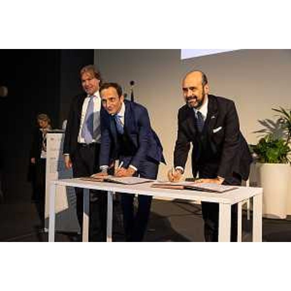 Fedriga e Gumina mentre firrmano l'Intesa e (a sinistra) l'assessore Bini - Fedriga e Gumina mentre firrmano l'Intesa e (a sinistra) l'assessore Bini