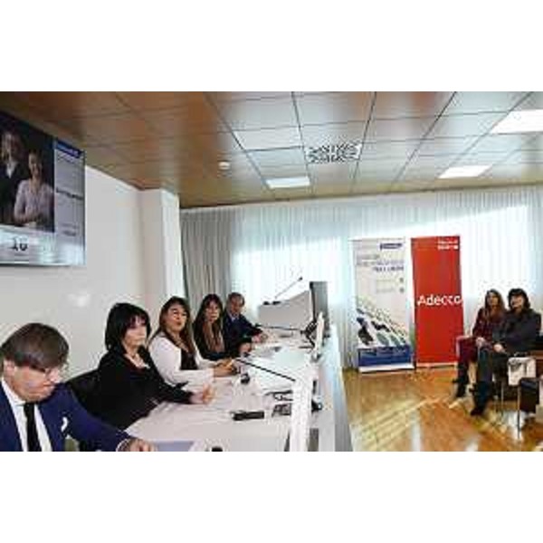 L'assessore Alessia Rosolen (la seconda da sinistra) alla presentazione del recruiting day per la SMS Group. - L'assessore Alessia Rosolen (la seconda da sinistra) alla presentazione del recruiting day per la SMS Group.