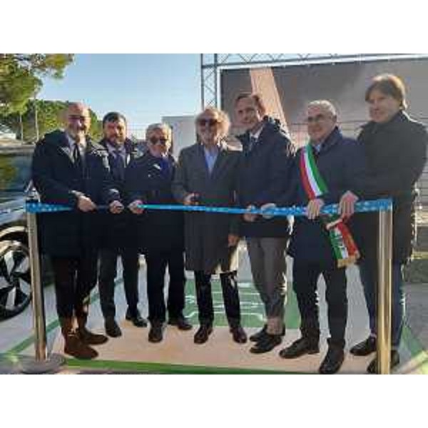 Il governatore Fedriga e l'assessore regionale Bini al taglio del nastro - Il governatore Fedriga e l'assessore regionale Bini al taglio del nastro