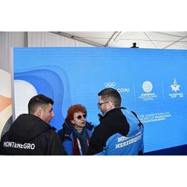 L'assessore Gibelli con due atleti partecipanti a Eyof 2023 - L'assessore Gibelli con due atleti partecipanti a Eyof 2023