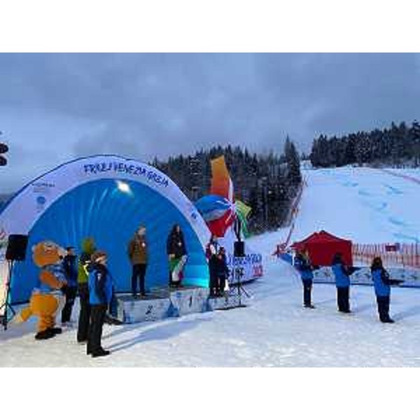 Un momento della cerimonia dedicata alle premiazioni a Tarvisio - Un momento della cerimonia dedicata alle premiazioni a Tarvisio
