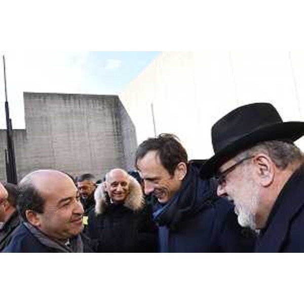 il Governatore della Regione Massimiliano Fedriga con il rabbino di Trieste Alexandre Meloni e il prefetto di Trieste Pietro Signoriello - il Governatore della Regione Massimiliano Fedriga con il rabbino di Trieste Alexandre Meloni e il prefetto di Trieste Pietro Signoriello