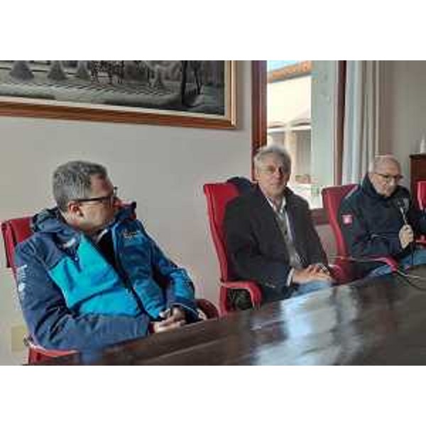 Il vicegovernatore Riccardo Riccardi al microfono nella sala municipale di San Martino al Tagliamento. Da sinistra a destra: l'assessore regionale Stefano Zannier, il sindaco Francesco Del Bianco e Riccardi - Il vicegovernatore Riccardo Riccardi al microfono nella sala municipale di San Martino al Tagliamento. Da sinistra a destra: l'assessore regionale Stefano Zannier, il sindaco Francesco Del Bianco e Riccardi