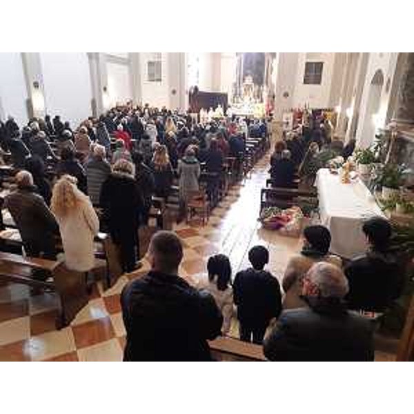 La chiesa della SS Trinità gremita di fedeli, a Mortegliano - La chiesa della SS Trinità gremita di fedeli, a Mortegliano