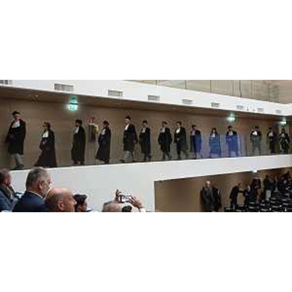 Il corteo dei docenti universitari all'inizio della cerimonia - Il corteo dei docenti universitari all'inizio della cerimonia