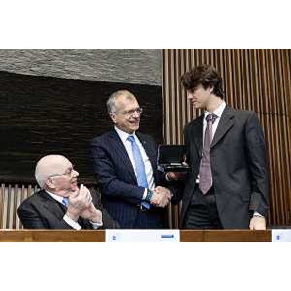 Il presidente del Cr Fvg, Piero Mauro Zanin, consegna un omaggio allo studente universitario Tommaso Piccin - Il presidente del Cr Fvg, Piero Mauro Zanin, consegna un omaggio allo studente universitario Tommaso Piccin