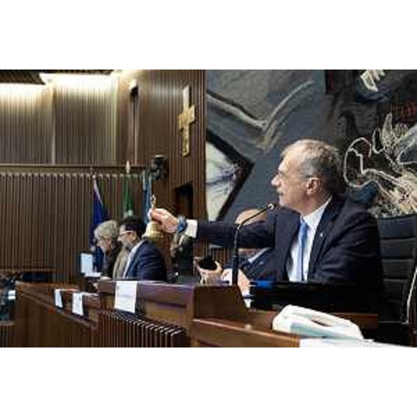 Il presidente del Consiglio regionale del Fvg, Piero Mauro Zanin, in apertura dei lavori d'Aula in occasione dei 60 anni dello Statuto - Il presidente del Consiglio regionale del Fvg, Piero Mauro Zanin, in apertura dei lavori d'Aula in occasione dei 60 anni dello Statuto