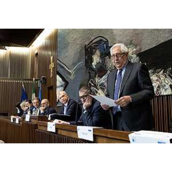 L'intervento del presidente dell'associazione ex consiglieri regioinali Fvg, Dario Barnaba - L'intervento del presidente dell'associazione ex consiglieri regioinali Fvg, Dario Barnaba