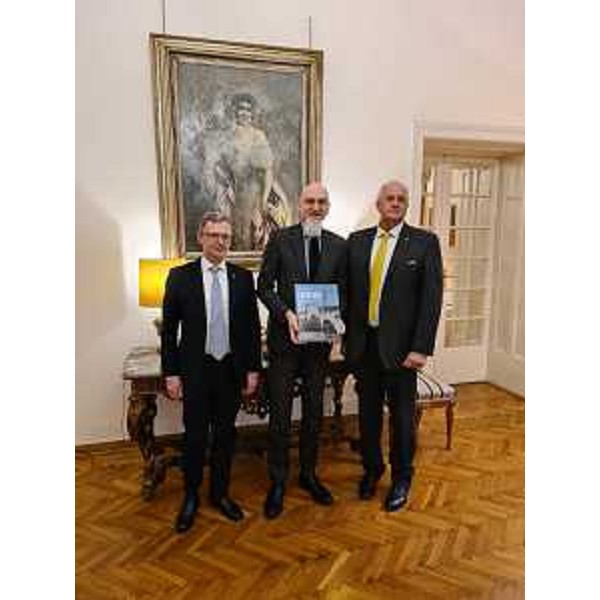 L'assesore Stefano Zannier e il presidente di Pordenone Fiere Renato Pujatti con - al centro - l'ambasciaotre italiano a Belgrado Luca Gori - L'assesore Stefano Zannier e il presidente di Pordenone Fiere Renato Pujatti con - al centro - l'ambasciaotre italiano a Belgrado Luca Gori