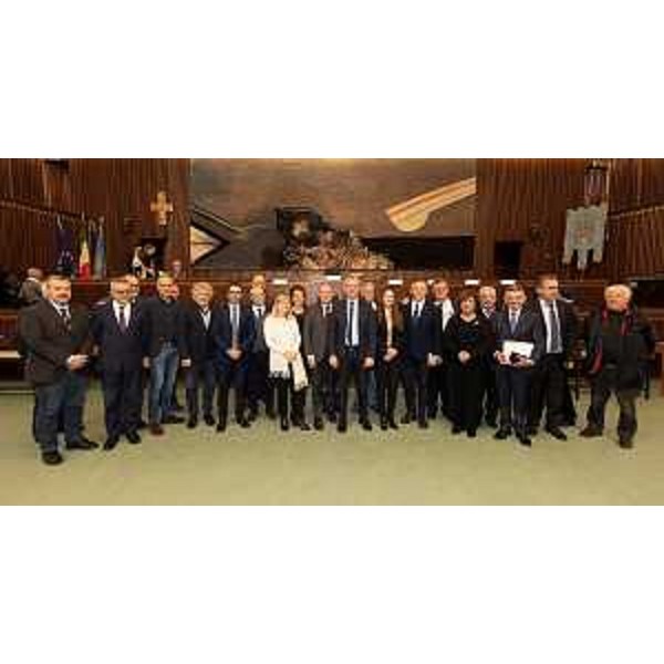 La foto di gruppo con gli ospiti veneti e francesi al termine della celebrazione in aula della tragedia di Izourt - La foto di gruppo con gli ospiti veneti e francesi al termine della celebrazione in aula della tragedia di Izourt
