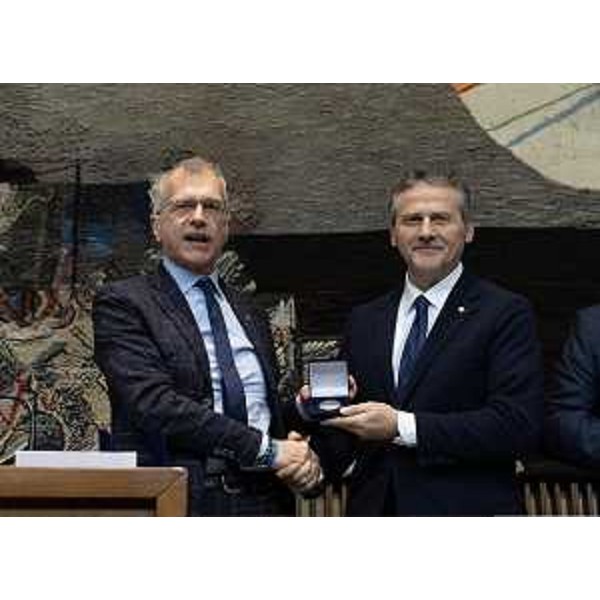 Piero Mauro Zanin consegna la targa a Roberto Ciambetti (a destra), presidente del Consiglio regionale del Veneto - Piero Mauro Zanin consegna la targa a Roberto Ciambetti (a destra), presidente del Consiglio regionale del Veneto