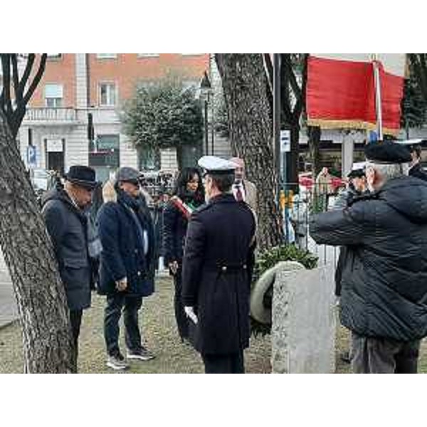 L'assessore Callari (secondo da sinistra) sosta insieme a Luciano Negri, al sindaco Anna Maria Cisint e al prefetto Raffaele Ricciardi davanti a una corona d'alloro in memoria delle vittimi civili delle guerre - L'assessore Callari (secondo da sinistra) sosta insieme a Luciano Negri, al sindaco Anna Maria Cisint e al prefetto Raffaele Ricciardi davanti a una corona d'alloro in memoria delle vittimi civili delle guerre