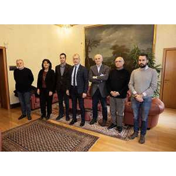 Il presidente del consiglio regionale, Piero Mauro Zanin, con i firmatari della petizione - Il presidente del consiglio regionale, Piero Mauro Zanin, con i firmatari della petizione