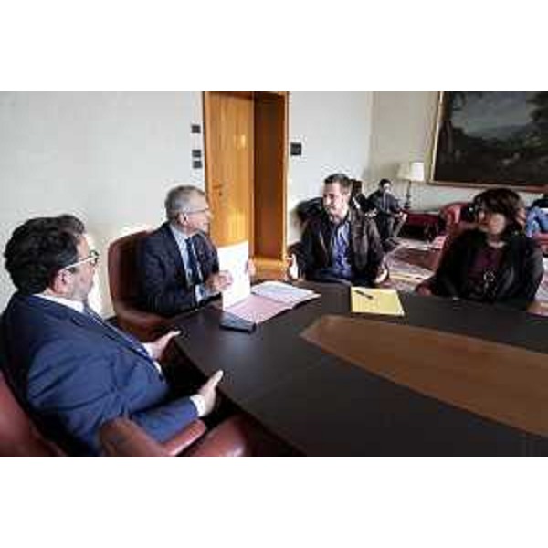 Il presidente del Cr Fvg, Piero Mauro Zanin, con il segretario generale del Cr, Stefano Patriarca (a sx), il primo firmatario Federico Pittoni, e la consigliera dem Mariagrazia Santoro - Il presidente del Cr Fvg, Piero Mauro Zanin, con il segretario generale del Cr, Stefano Patriarca (a sx), il primo firmatario Federico Pittoni, e la consigliera dem Mariagrazia Santoro