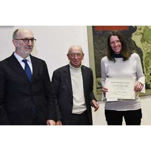 Un momento della consegna del premio di laurea a due tesi di laurea in politiche e interventi riguardanti i diritti e lintegrazione delle persone con disabilità. - Un momento della consegna del premio di laurea a due tesi di laurea in politiche e interventi riguardanti i diritti e lintegrazione delle persone con disabilità.